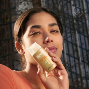 ضدآفتاب فیوژن واتر ایزدین مدل Magic Urban با SPF30 بدون رنگ مناسب تمام انواع پوست حجم50 میل