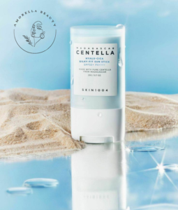 ضدآفتاب استیکی آبرسان سنتلا اسکین 1004 با SPF بالای 50 بدون رنگ مناسب تمام انواع پوست بویژه حساس، خشک و نرمال حجم 20 گرم