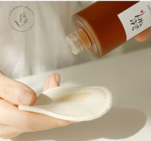 تونر اسنس آبرسان و یکنواخت کننده رنگ پوست جینسینگ بیوتی اف جوسان مناسب تمام انواع پوست حجم 150 میل